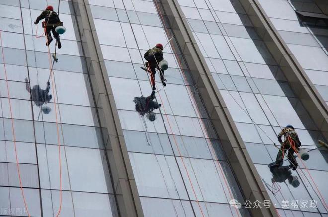 乐鱼高空外墙洗刷 修造物立面洁净 蜘蛛人高空功课 广州功课 玻璃幕墙洗刷 特(图3)