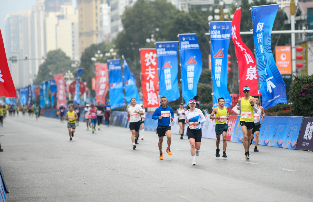 乐鱼体育官方网站加油之旅·“荷”您同行 ——黔西南州奋力打制寰宇级旅逛方针地都会(图2)